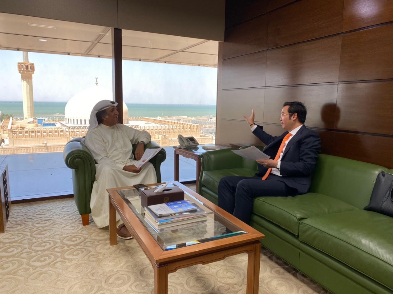 Vietnamese Ambassador works with Chairman of Boursa Kuwait Securities Company